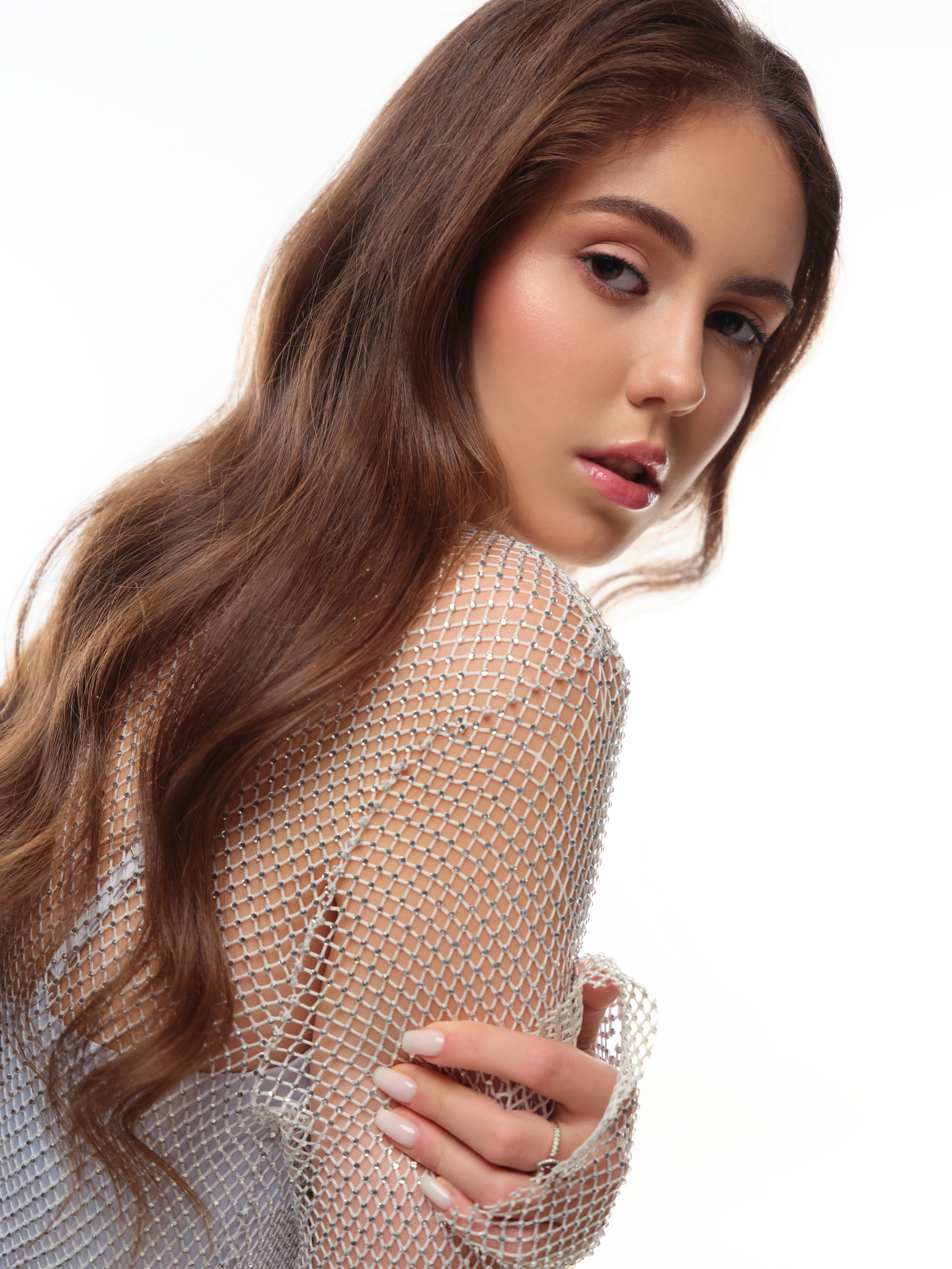 Співачка ТАЙНА презентує новий літній трек про час, який треба цінувати